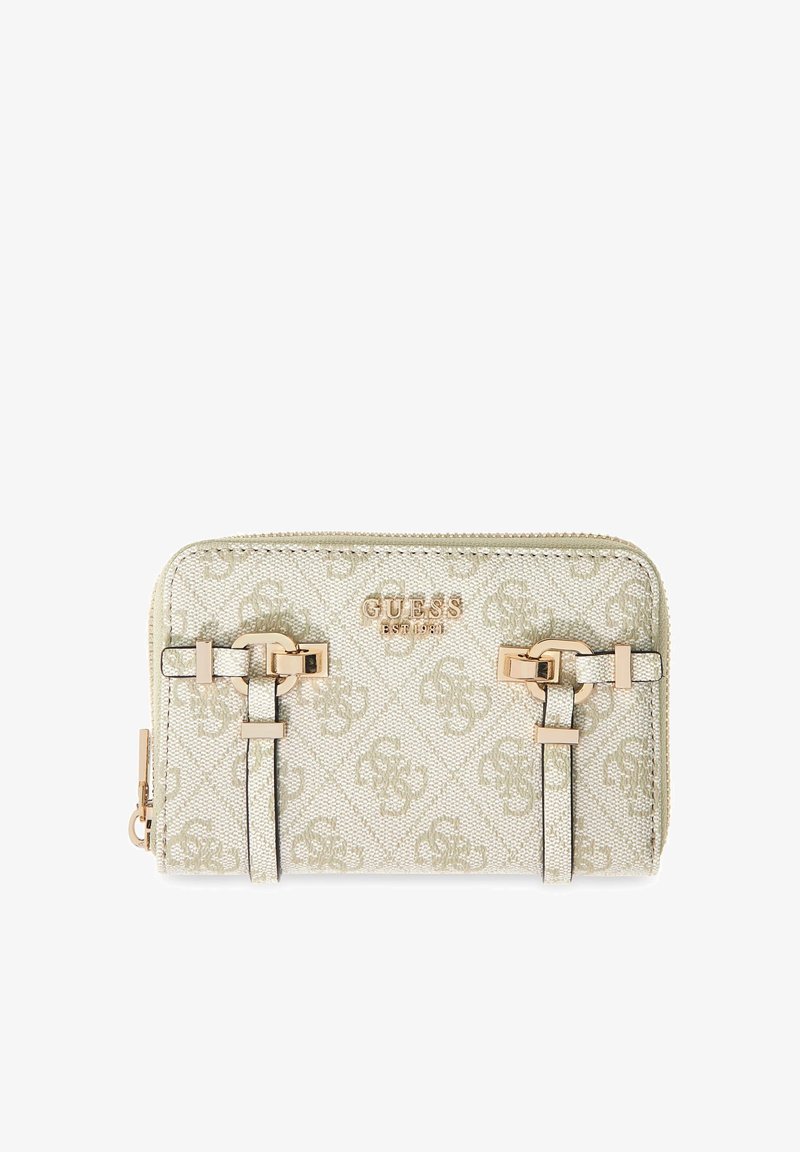 Portefeuille Guess beige clair avec motif monogramme, logo doré et sangles décoratives avec boucles à l'avant, fermeture zippée autour.