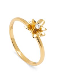 Anello color oro con design a forma di fiore, dotato di una pietra centrale trasparente, fasciatoio liscio e finitura lucida.