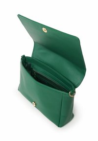 Borsa a tracolla in pelle verde con chiusura a calamita, un unico scomparto con zip e una superficie liscia. Presenta dettagli in metallo color oro.