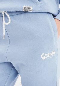 Creeks Pantalones deportivos - bleu clair