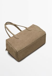 Borsa in suede marrone con due lunghe tracolle, forma rettangolare, base piatta e superficie liscia. Nessun hardware o motivo visibile.