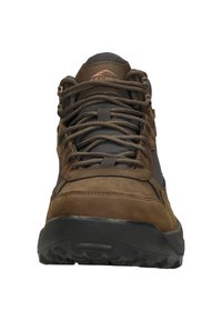 Zapato de senderismo marrón que presenta una combinación de suaves materiales de ante y malla, una robusta suela de goma y un intrincado diseño de cordones.