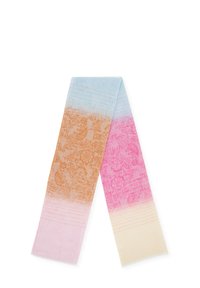 Sciarpa rettangolare con design a gradiente, che passa da un blu chiaro a arancione e rosa, caratterizzata da motivi floreali e linee testurizzate sottili.