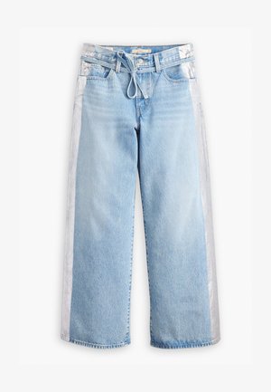 Világoskék, bő szárú farmernadrág, ezüst oldalpanellel, húzózsinórral ellátott derékkal és fakult farmer textúrával.