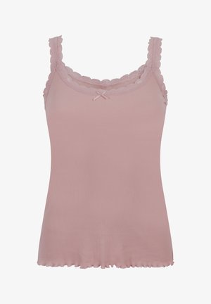 Lichtroze geribde cami-top met een golvende kantafwerking langs de halslijn en schouderbanden, met een kleine strikaccent in het midden.