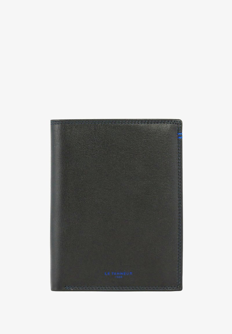 Billetera de cuero negro con una textura suave, con costuras azules y un logo estampado en azul en la parte inferior. Forma rectangular.