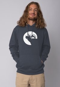 Marine hoodie met een kangoeroezak, voorzien van een witte silhouet van een eland tegen een cirkelvormige achtergrond. Verstelbare trekkoordcapuchon.