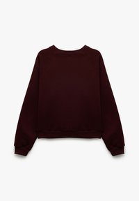 Sudadera burdeos con cuello redondo, mangas raglán y dobladillo ajustado, fabricada en un suave tejido texturizado. Vista desde la parte posterior.