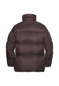 Doudoune marron foncé avec un col haut, présentant un design matelassé, une texture lisse et de grandes sections rembourrées pour l'isolation.