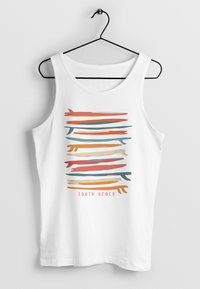 Weißes Tanktop mit horizontalen, bunten Pinselstrich-Designs in Orange, Türkis und Pink, mit dem Aufdruck "SOUTH BEACH" darunter.
