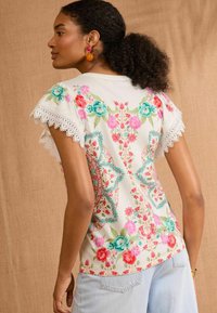 Love & Roses REGULAR FIT - LACE FLUTTER SLEEVE - Bluse - ivory