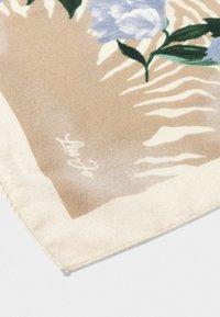 Foulard quadrato in seta con sfondo beige e motivi floreali blu, tessuto texturizzato e sottili accenti bianchi in una finitura morbida.