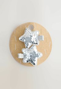 Silberne Pailletten-Stern-Haarspangen auf einem runden Kraft-Papier-Hintergrund. Die Spangen haben silberne Akzente und präsentieren eine glitzernde Textur sowie Sternform.