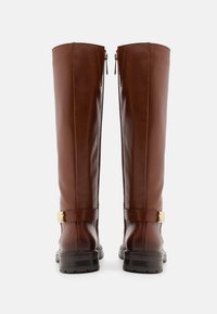Tommy Hilfiger LOGO LONG BOOT - Bottes - cognac brown