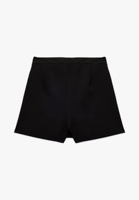 Zwarte op maat gemaakte shorts van zachte stof, met een strakke tailleband en twee voorplooien, in een eenvoudige, minimalistische stijl.