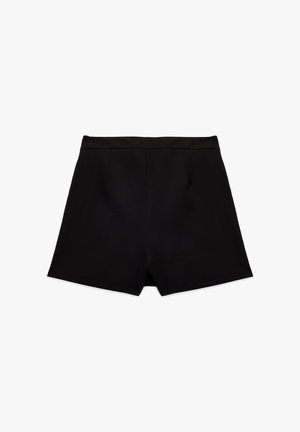 Pantaloni corti neri su misura realizzati in tessuto liscio, con una cintura pulita e due pieghe frontali, caratterizzati da un design semplice e minimalista.