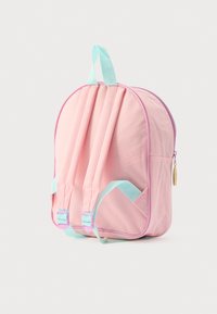 Rožinės spalvos audinio kuprinė su mėtų žalios spalvos dirželiais, išgaubtos formos ir violetiniu užtrauktuku. Yra mažas kabančios žymės elementas.