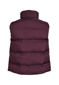 Chaleco acolchado burdeos hecho de una tela suave y resistente al agua. Presenta un cuello alto y un diseño acolchado horizontal con costuras visibles.