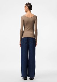 Pieces PCKITTE - Langærmet T-shirt - fossil