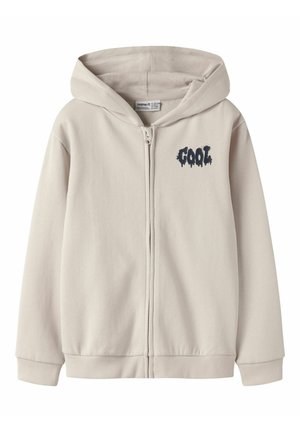 Lichtbeige capuchontrui met rits aan de voorkant, een grote capuchon en een grafische opdruk met de tekst "COOL" in donkerblauw op de borst. Zachte stoftextuur.