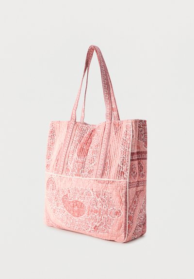 Sac cabas matelassé rose avec motifs cachemire et floraux, doté de deux longues poignées et d'une forme rectangulaire plate.
