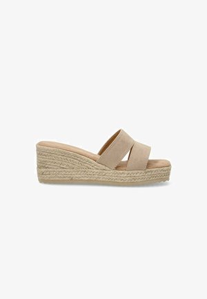 Sandalias de cuña beige con dos tiras de tela entrecruzadas, tacón envuelto en yute, punta abierta y plantilla plana. Superficie texturizada en las tiras.