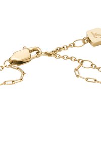 Guldtonet kæde med en blanding af forskellige linkstilarter og en krokodillelås. Har et kvadratisk mærke med et logo som accent, der fremhæver de elegante designelementer.