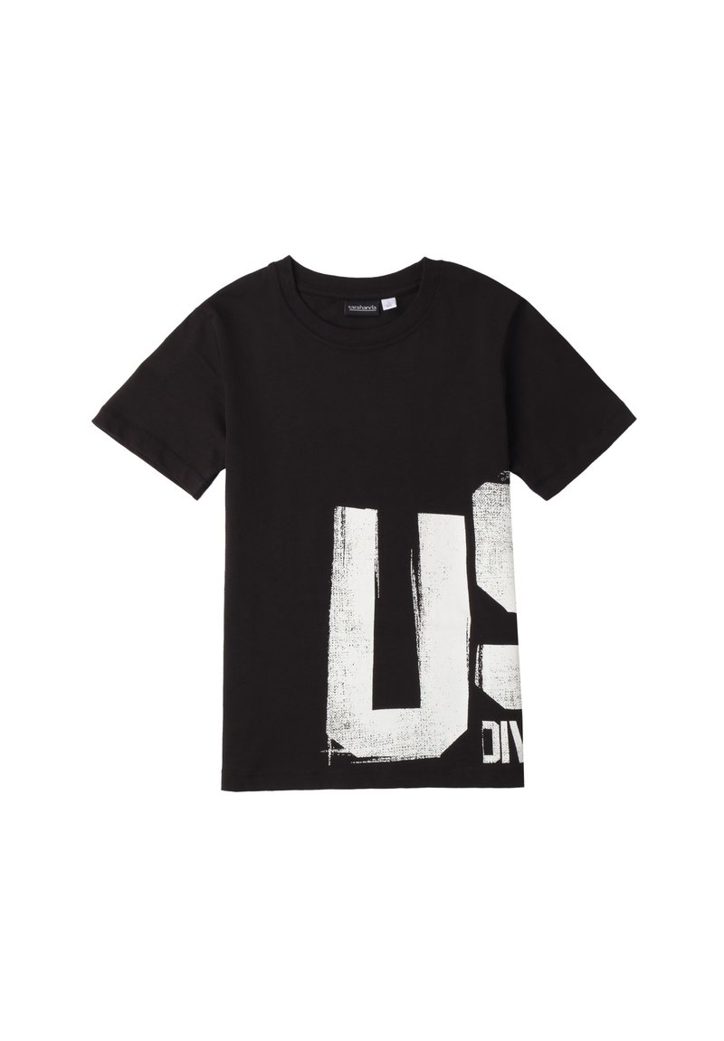 Camiseta de algodón negra de manga corta con un gran gráfico en blanco desgastado que presenta "US" impreso de manera prominente en el frente. Diseño clásico de cuello redondo.