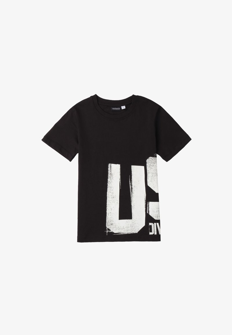 Camiseta de algodón negra de manga corta con un gran gráfico en blanco desgastado que presenta "US" impreso de manera prominente en el frente. Diseño clásico de cuello redondo.