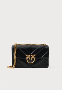 Borsa a tracolla in pelle nera con design a zigzag trapuntato, tracolla in catena color oro e dettaglio di chiusura a forma di colomba.