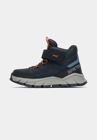 Granatowe wysokie buty sportowe wykonane z zamszu i siateczki, z pomarańczowymi sznurowadłami, rzepem oraz szarym gumowym podbiciem z marką Gore-Tex.