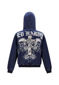 Jeansjacke mit Kapuze, die ein großes Rückenmotiv eines Kreuzes mit einer Rose, Totenköpfen und dem Text "ED HARDY" in fetten weißen Buchstaben zeigt.