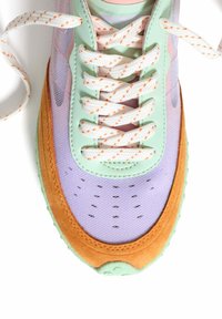 Lichte sneaker met een mintgroene mesh bovenkant, lavendelaccenten, bruin suède overlays en witte veters met oranje spikkels.