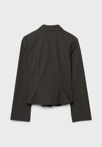 Blazer grigio scuro a righe sottili con maniche lunghe, cuciture strutturate e colletto con revers, mostrato di spalle su uno sfondo chiaro e semplice.