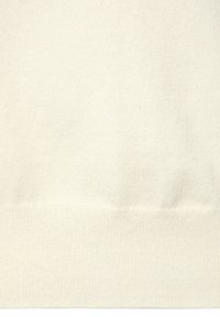 Tessuto di maglione di colore crema lavorato a maglia con una consistenza liscia; presenta un orlo a costine e sottili variazioni tonali su tutta la superficie.