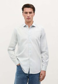 Cămașă albastră deschis, dintr-un amestec de bumbac, cu guler clasic, mâneci lungi și croi drept, având o textură subtilă.