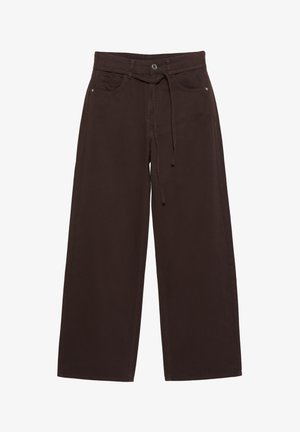 Pantaloni marrone scuro a gamba larga con tasche frontali, passanti per cintura, chiusura con bottone e cintura annodata in vita.