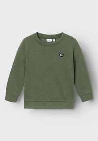 Felpa verde in cotone con maniche lunghe, polsini a costine e scollo rotondo. Presenta una citazione ricamata blu marina sul petto.