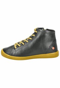 Botas altas de cuero negro con cordones amarillos, puntera redonda y suela de goma. Presentan un acento de logo en el tacón y detalles perforados.