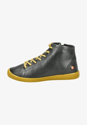 Scarpe alte in pelle nera con lacci gialli, punta tonda e suola in gomma. Presentano un logo sulla parte posteriore e dettagli perforati.