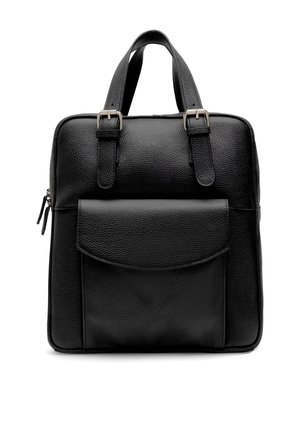 Czarna, fakturowana skórzana torebka z dwoma paskami z klamrami, przednią kieszenią z klapą i górnymi uchwytami na białym tle.