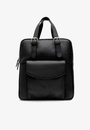 Bolso de mano de cuero texturizado negro con dos correas con hebilla, un bolsillo delantero con solapa y asas superiores sobre fondo blanco.