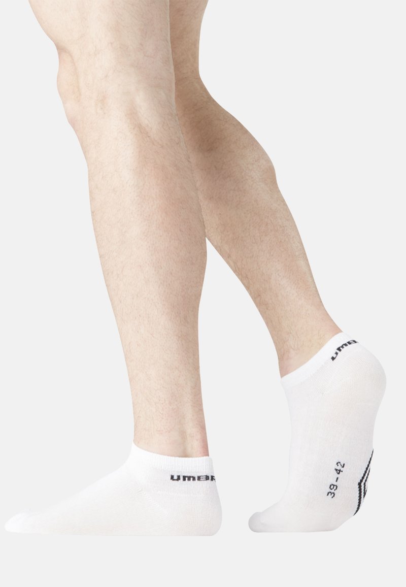 Chaussettes blanches à rabat en mélange de coton, avec un bord côtelé et un texte noir "39-42" et un accent "UM" sur le côté.