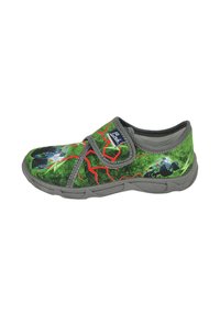 Grüner Kinderschuh mit grauer Sohle und Besatz, ausgestattet mit einem Monstertruck- und roten Blitzdesign sowie einem Klettverschluss.
