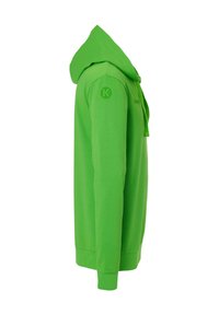 Sweat-shirt vert avec une poche sur le devant, des manches longues et un capuchon ajustable avec cordon de serrage. Présente un logo sur l'épaule et des poignets côtelés.