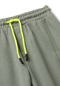 Lichtgroene joggingbroek met elastische tailleband en felgeel koord met zwarte uiteinden, met gedetailleerde stiksels en naden.