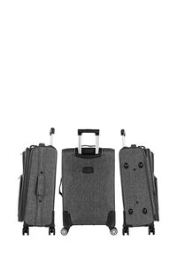 Juego de equipaje de tela gris con diseño de carcasa rígida, asa retráctil y cuatro ruedas. Cuenta con cremalleras y patas de goma en la base.