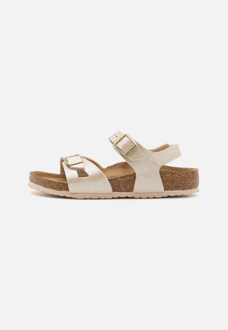 Sandal beje com duas alças ajustáveis, fivelas em tom dourado, palmilha de cortiça e sola de borracha texturizada. Design minimalista e estilo aberto na frente.