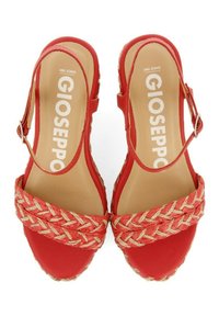 Sandalias slingback rojas con una correa trenzada de estilo yute, parte superior de cuero suave y una plantilla acolchada en beige con la marca GIOSEPPO.