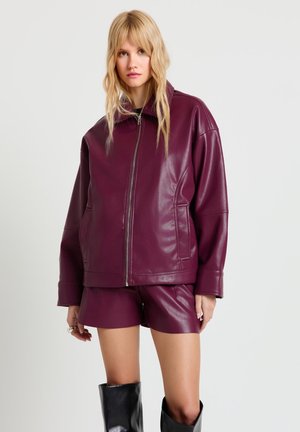 CAPOSPALLA UNITA - Veste en similicuir - prugna